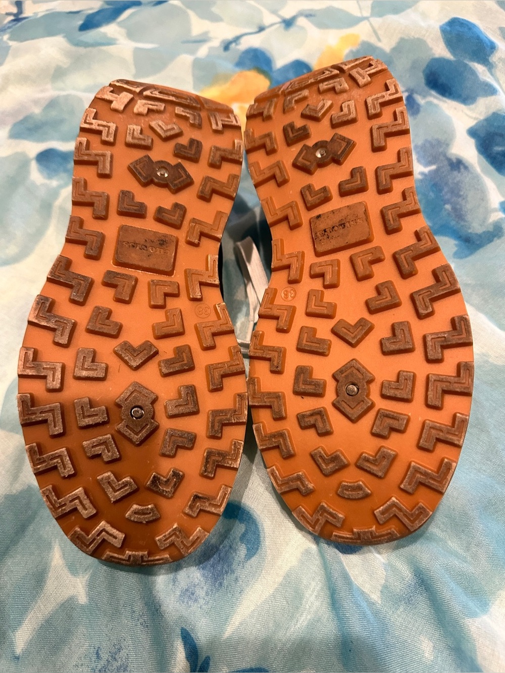 Women’s Cream & Black Casual Sneakers - Picture 7 of 7